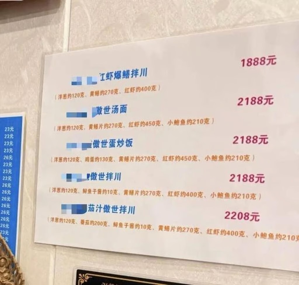 Wu nhấn mạnh rằng món mỳ đắt tiền của ông được làm từ hải sản lấy trực tiếp ở chợ gần quán ăn. (Ảnh: Sina)