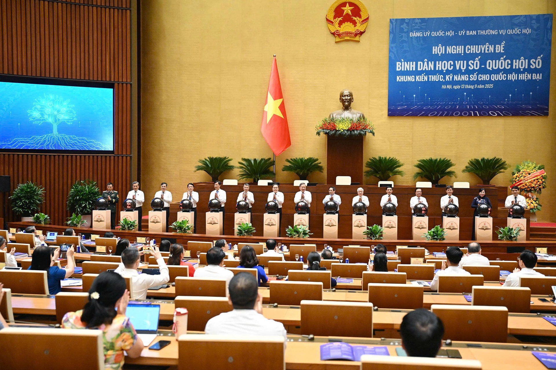 Tổng Bí thư Tô Lâm cùng lãnh đạo Đảng và Nhà nước thực hiện nghi thức nghi thức khai trương Nền tảng 