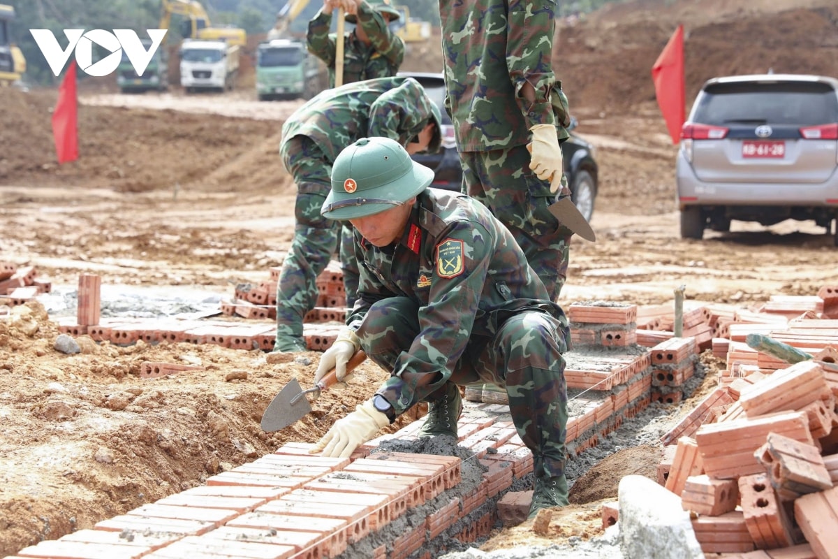 than toc dung nha moi cho nguoi dan vung lu Dien bien hinh anh 1