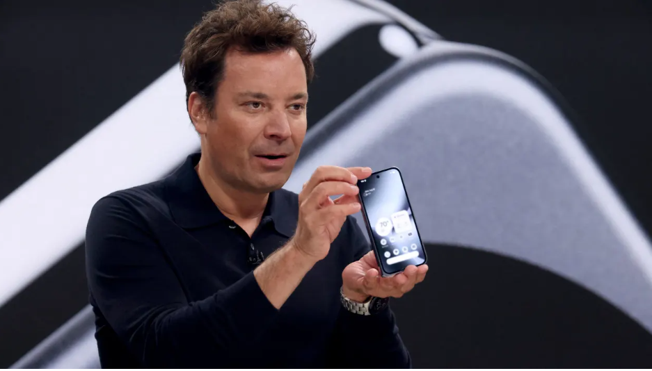 MC Jimmy Fallon cầm trên tay chiếc điện thoại gập Pixel 10 Pro Fold có tính năng Voice Translate, dịch cuộc gọi theo thời gian thực và giữ nguyên giọng của người nói. (Ảnh: Reuters)