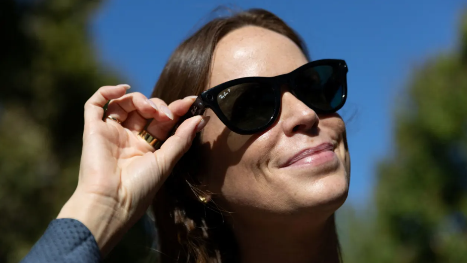 Kính Ray-Ban Meta glasses cho phép nghe dịch và xem bản dịch trên điện thoại.