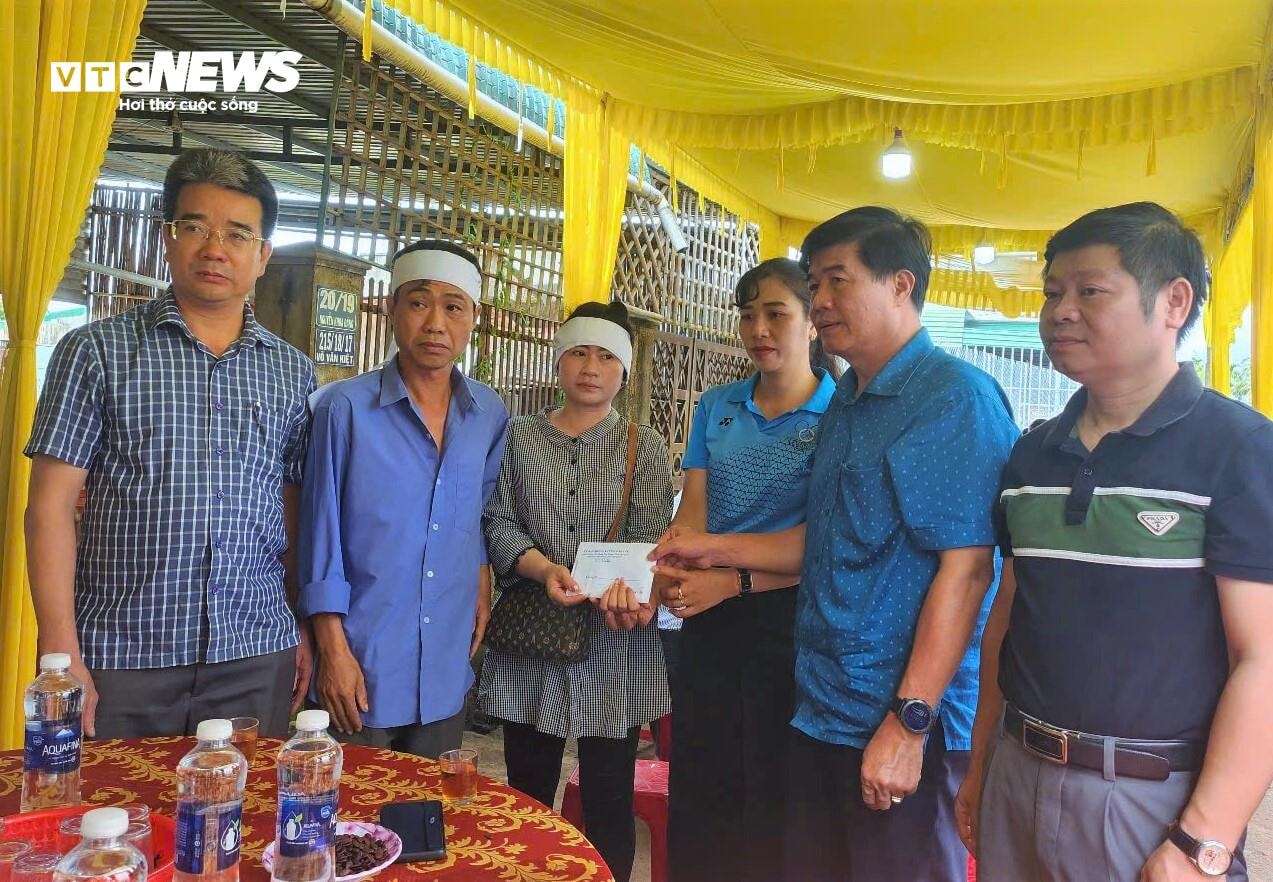 Ông Nguyễn Thiên Văn, Phó Chủ tịch UBND tỉnh Đắk Lắk cùng đoàn công tác đã đến thăm viếng, chia buồn với gia đình các nạn nhân trong vụ thảm án.