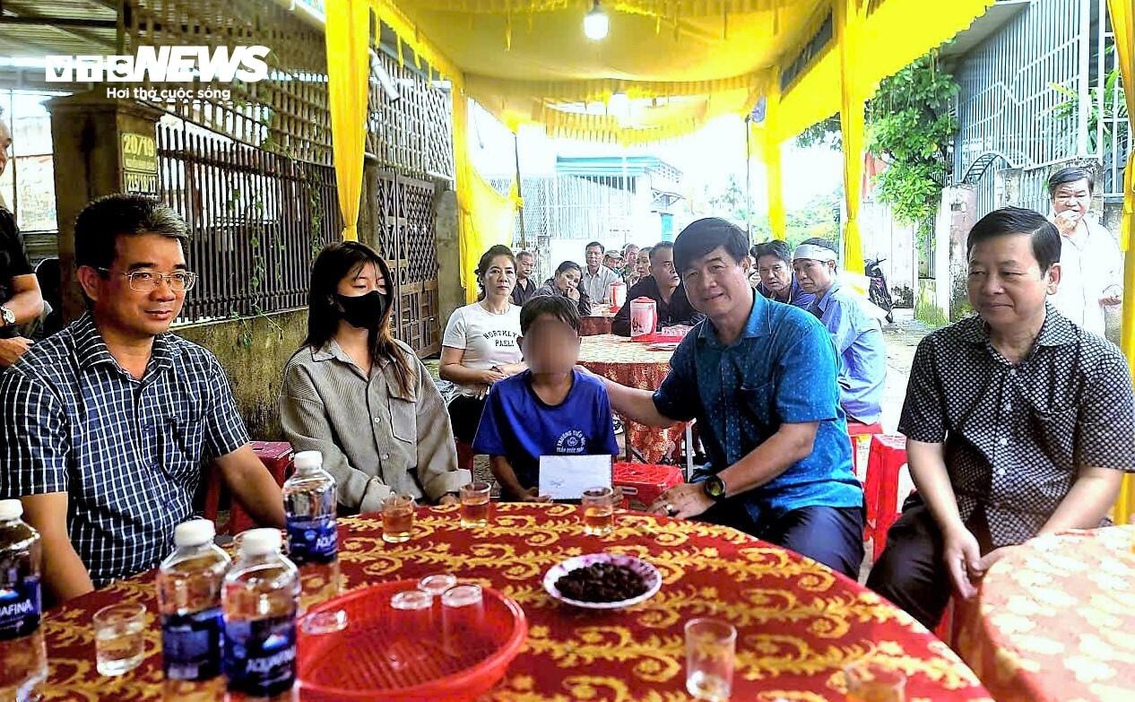 Phó Chủ tịch UBND tỉnh Đắk Lắk Nguyễn Thiên Văn dùng tiền cá nhân thưởng 