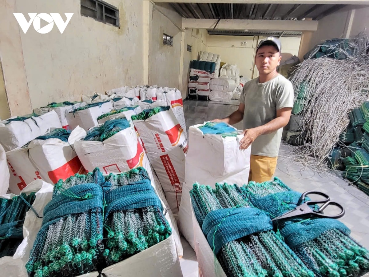 lang dan luoi thom rom nhon nhip khi mua nuoc noi ve hinh anh 12
