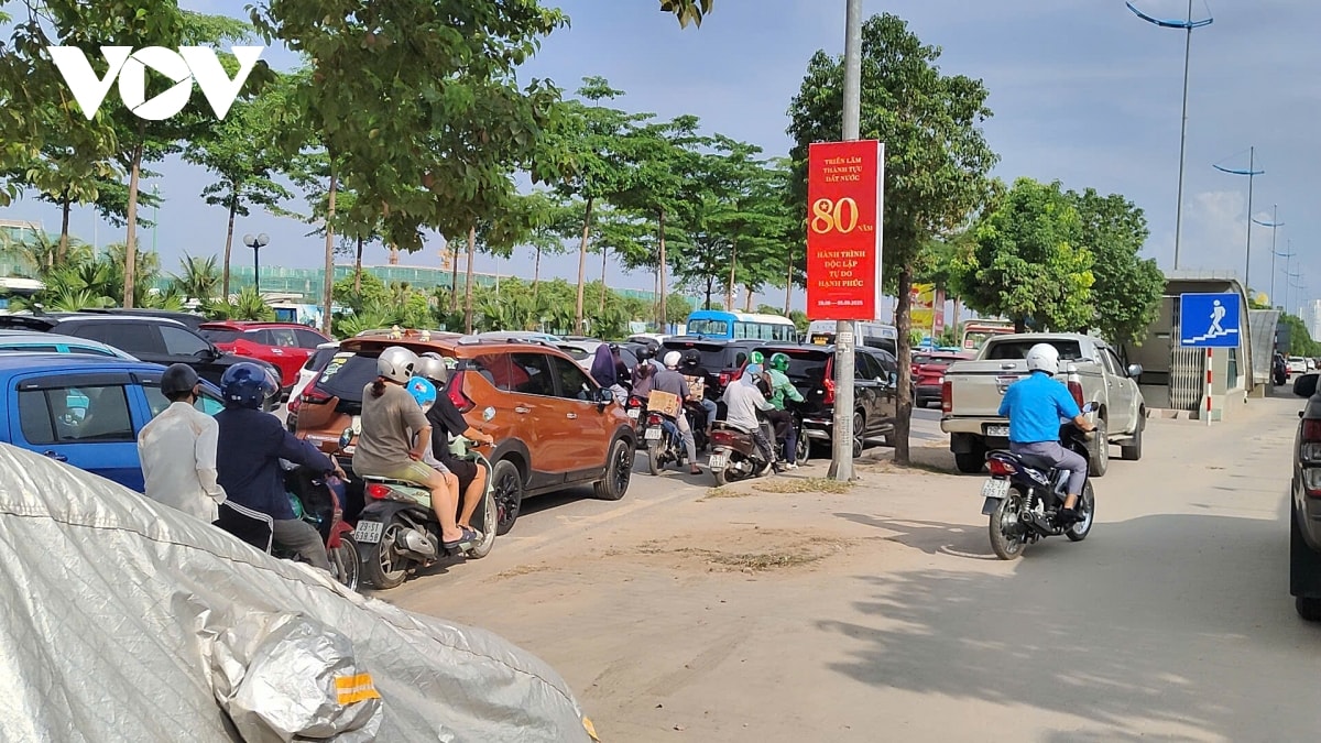 dong xe van ken cung tren cac nga duong toi trien lam quoc gia truoc ngay be mac hinh anh 3