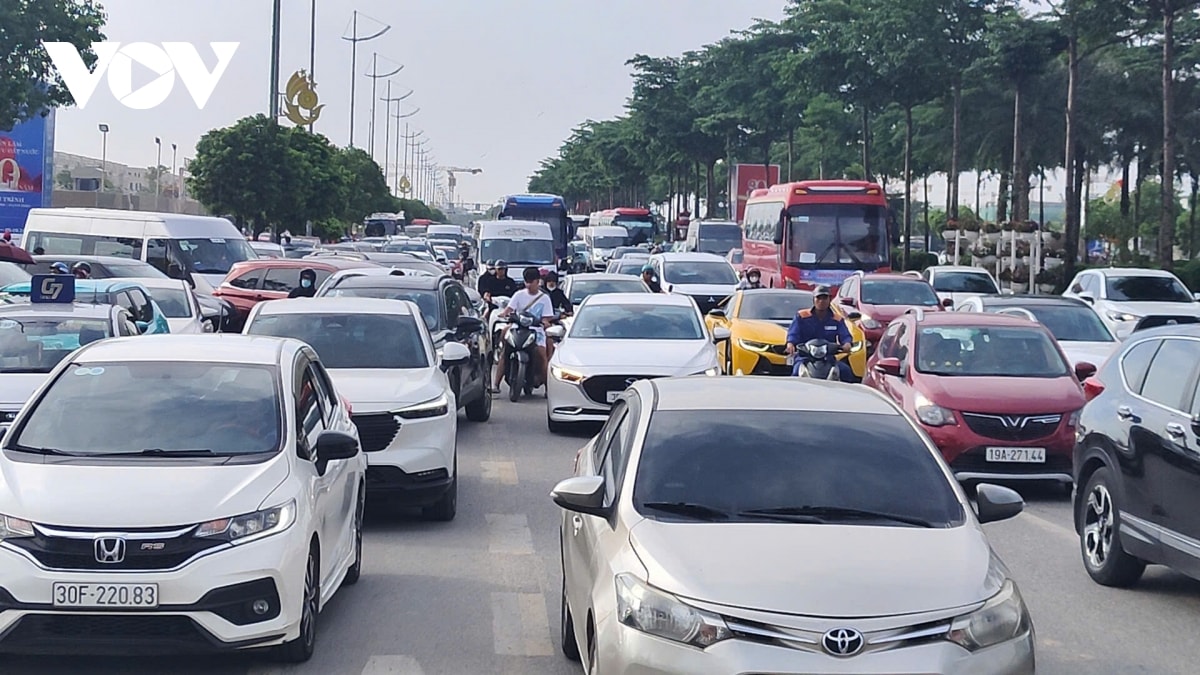 dong xe van ken cung tren cac nga duong toi trien lam quoc gia truoc ngay be mac hinh anh 2