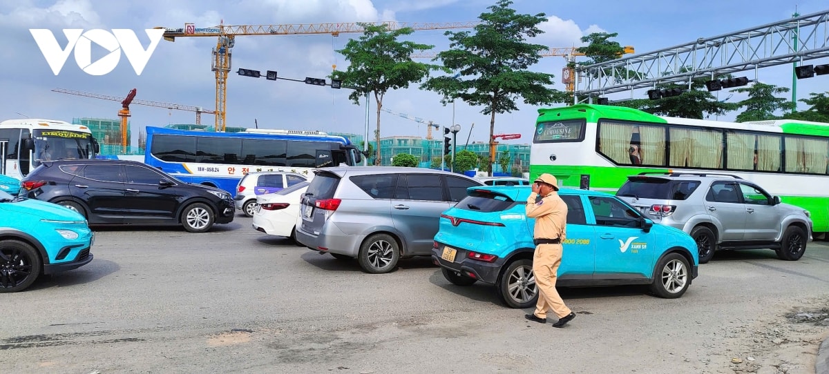 dong xe van ken cung tren cac nga duong toi trien lam quoc gia truoc ngay be mac hinh anh 12