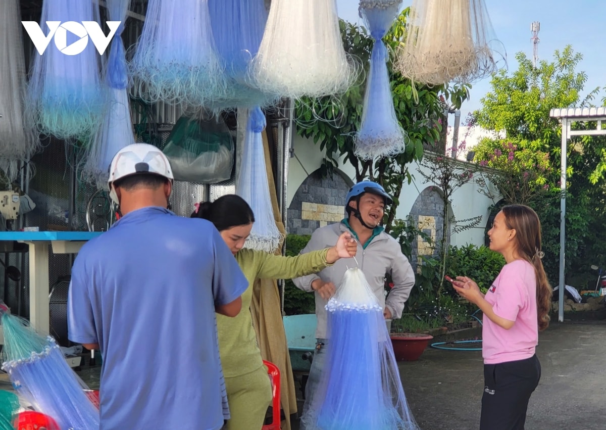 lang dan luoi thom rom nhon nhip khi mua nuoc noi ve hinh anh 11