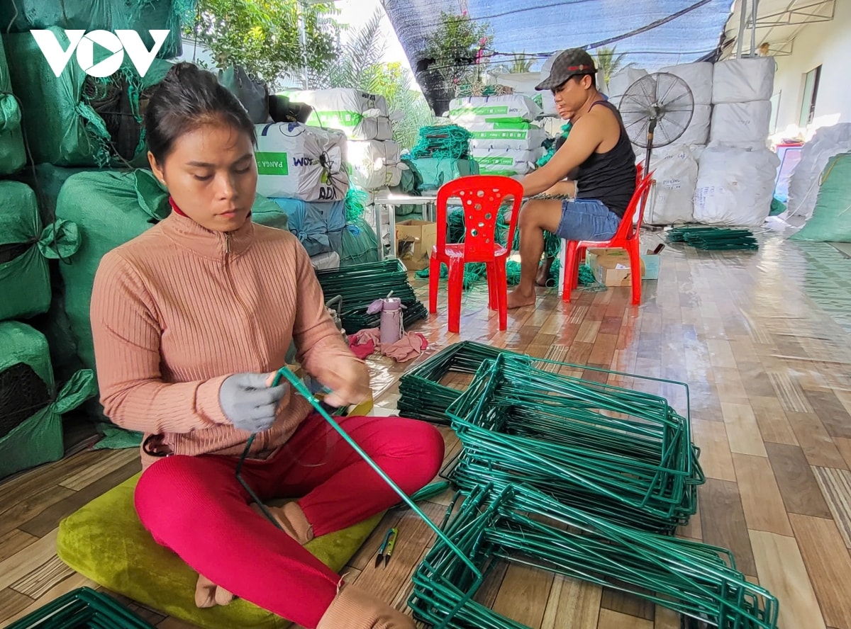 lang dan luoi thom rom nhon nhip khi mua nuoc noi ve hinh anh 3