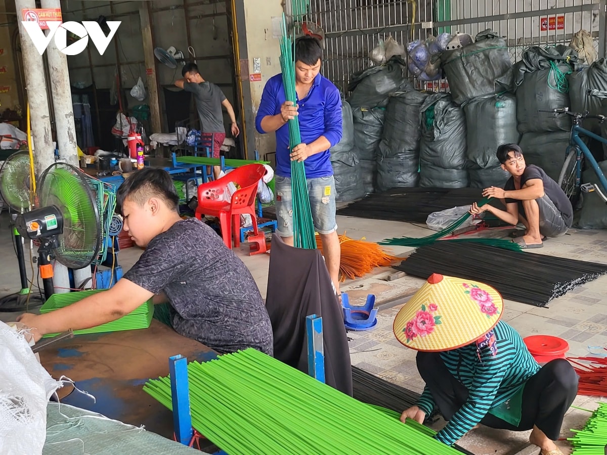 lang dan luoi thom rom nhon nhip khi mua nuoc noi ve hinh anh 9