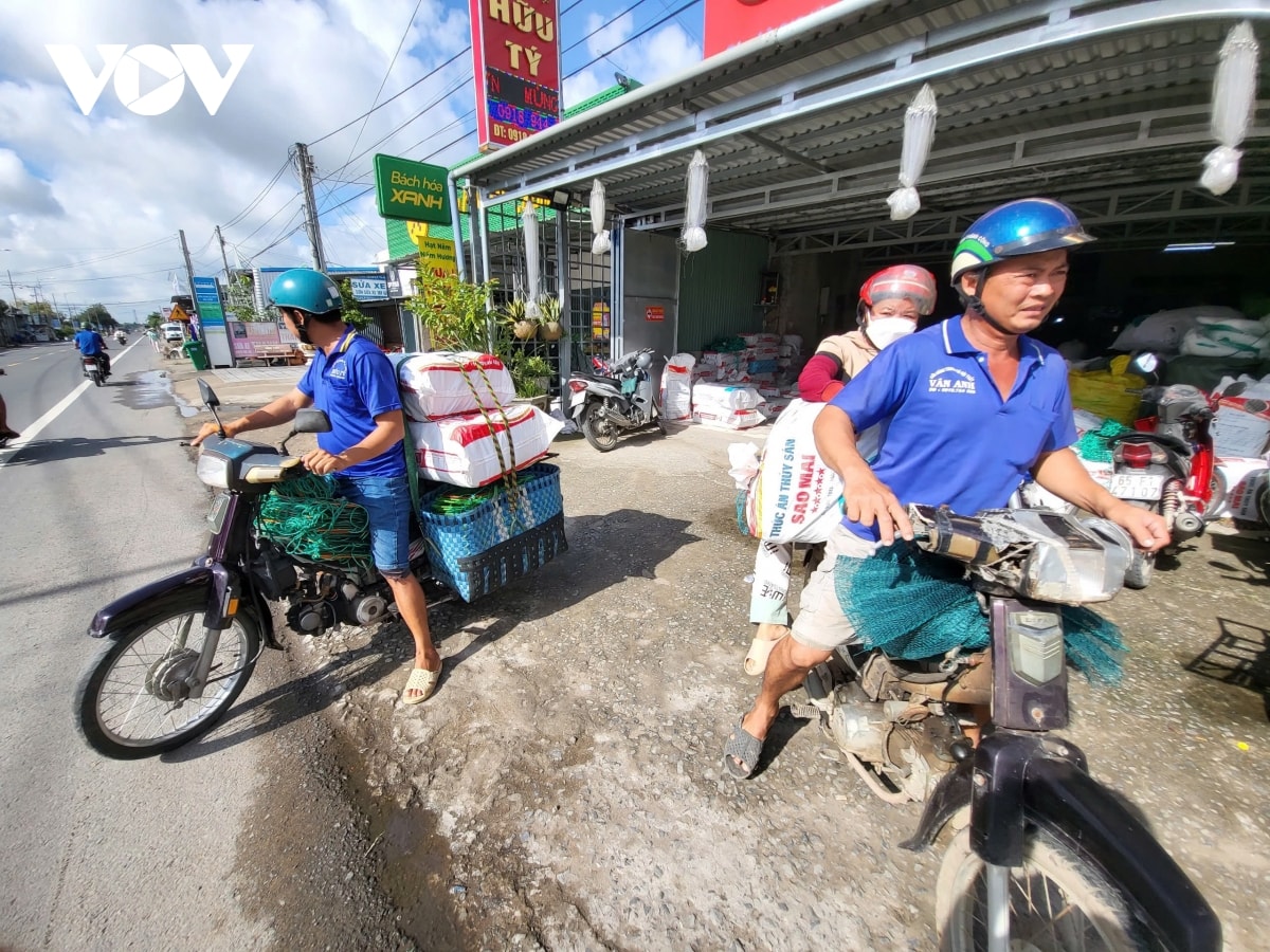 lang dan luoi thom rom nhon nhip khi mua nuoc noi ve hinh anh 10