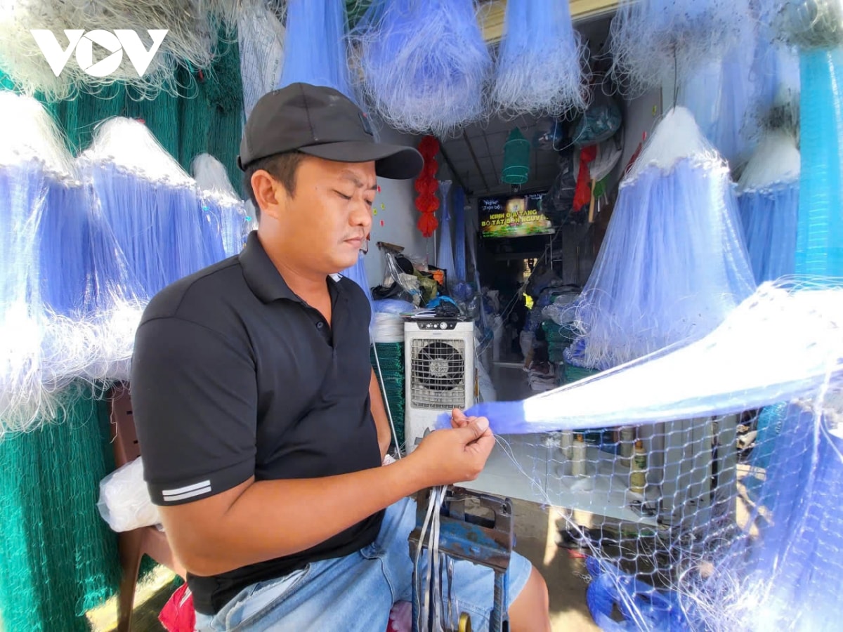 lang dan luoi thom rom nhon nhip khi mua nuoc noi ve hinh anh 2