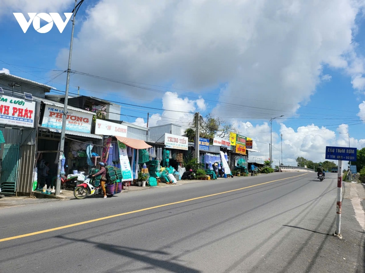 lang dan luoi thom rom nhon nhip khi mua nuoc noi ve hinh anh 1