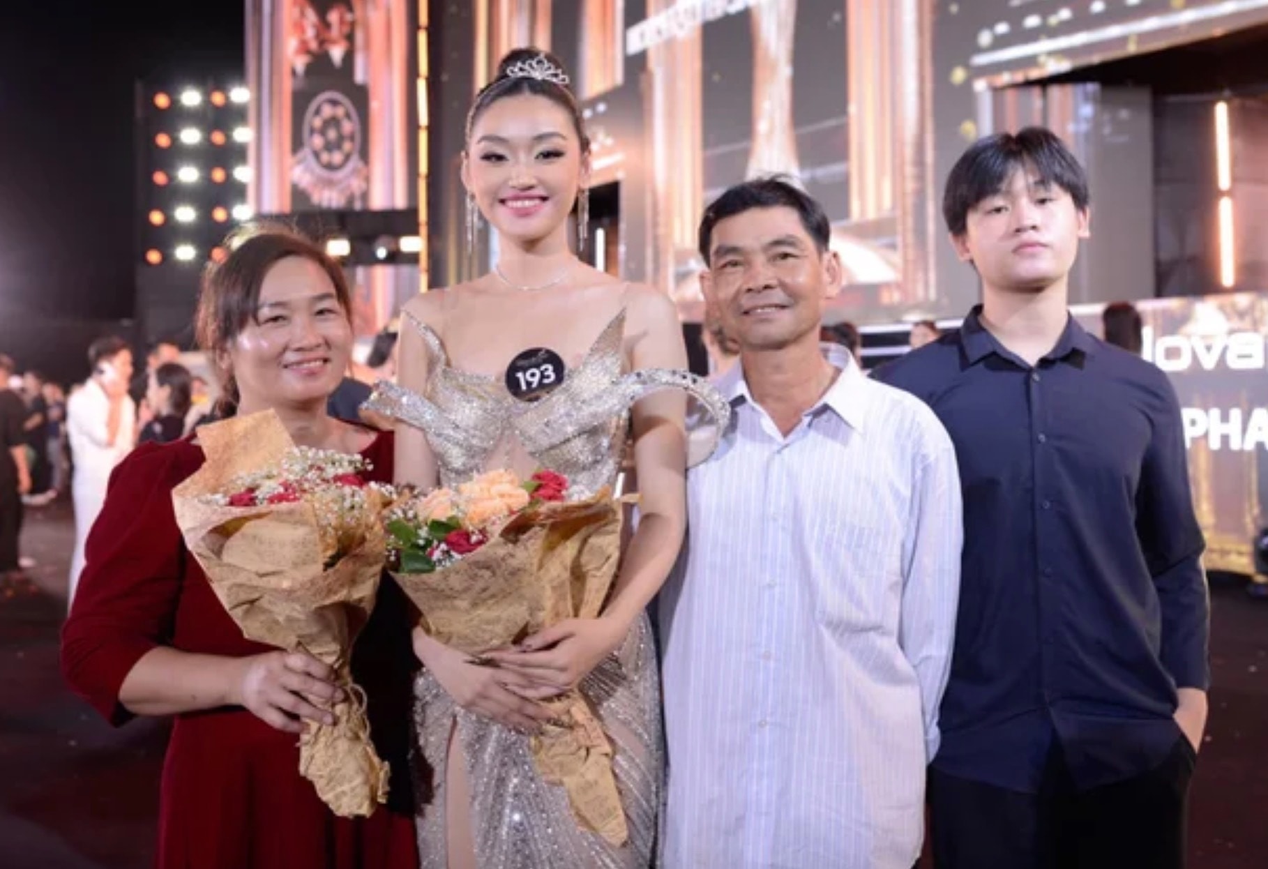 Hoa hậu Yến Nhi bên bố mẹ và em trai.