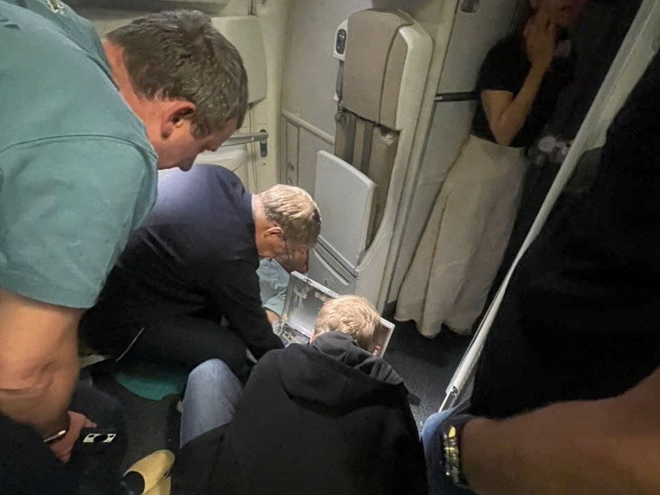 Đoàn công tác bộ y tế nga hỗ trợ cấp cứu hành khách trên chuyến bay của vietnam airlines hình ảnh 1 Doan cong tac bo y te nga ho tro cap cuu hanh khach tren chuyen bay cua vietnam airlines hinh anh 1