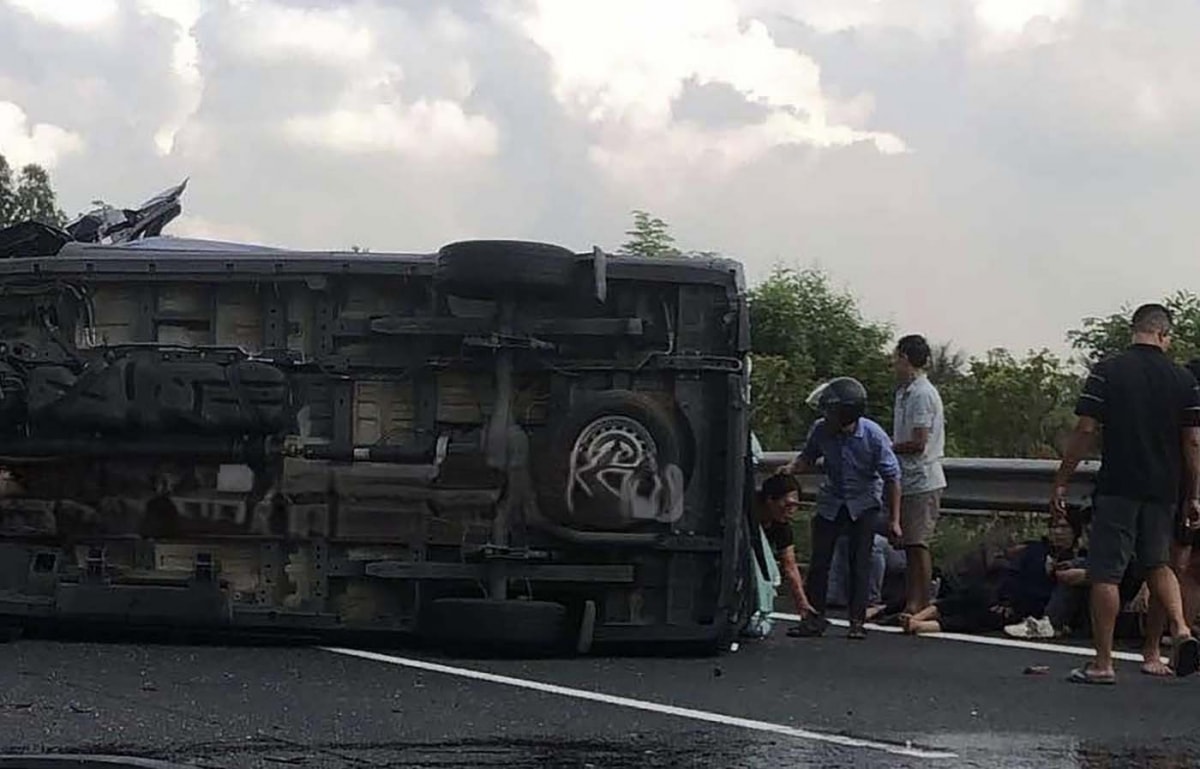 tai nan lien hoan giua 4 o to tren cao toc ha noi - ninh binh, nhieu nguoi bi thuong hinh anh 2