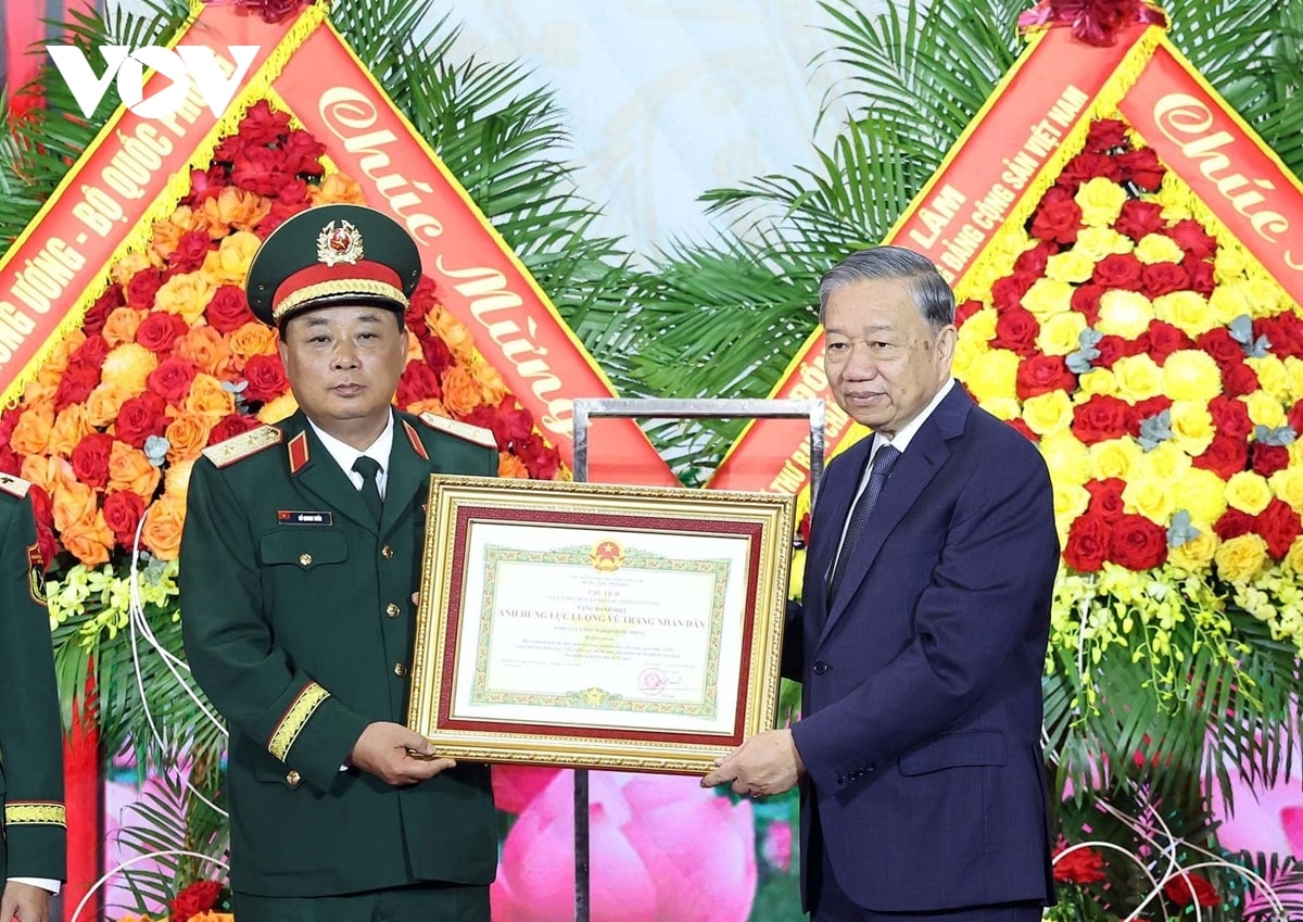 tổng bí thư trao danh hiệu anh hùng llvtnd cho tổng cục công nghiệp quốc phòng hình ảnh 1 tong bi thu trao danh hieu anh hung llvtnd cho tong cuc cong nghiep quoc phong hinh anh 1