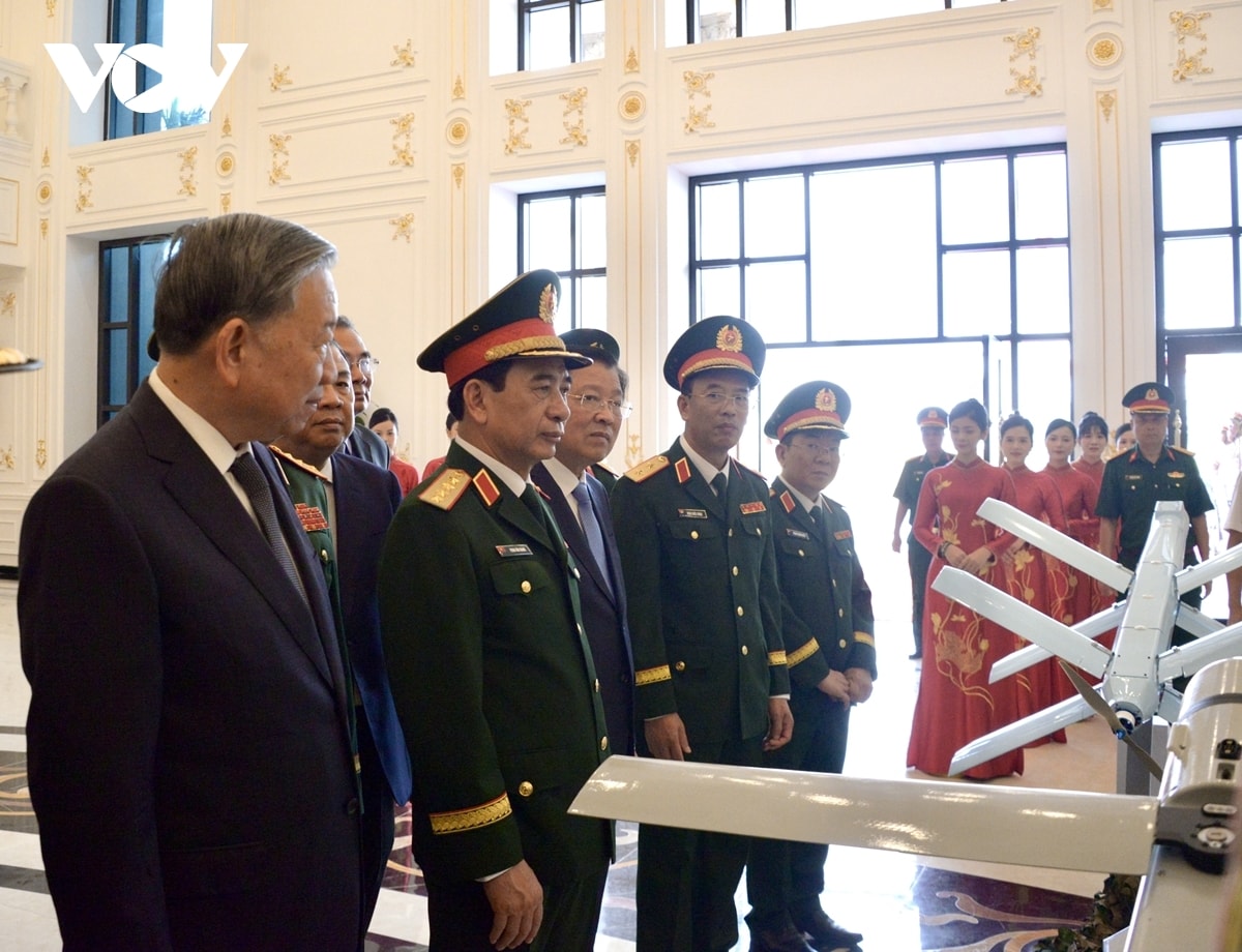 tổng bí thư trao danh hiệu anh hùng llvtnd cho tổng cục công nghiệp quốc phòng hình ảnh 2 tong bi thu trao danh hieu anh hung llvtnd cho tong cuc cong nghiep quoc phong hinh anh 2
