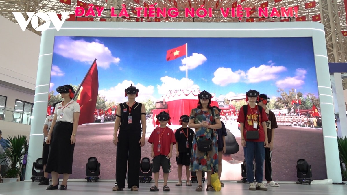 xep hang tham quan gian trung bay vov truoc gio be mac trien lam a80 hinh anh 2