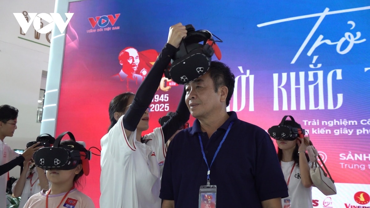 xep hang tham quan gian trung bay vov truoc gio be mac trien lam a80 hinh anh 11