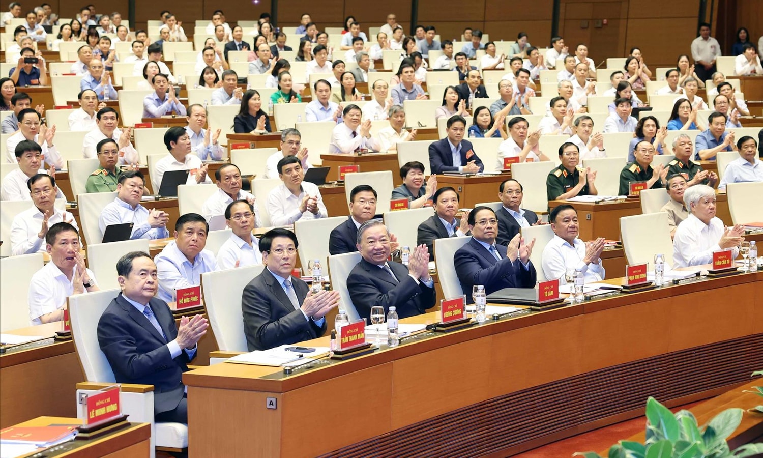 Tổng Bí thư Tô Lâm và các đại biểu tham dự hội nghị tại điểm cầu Diên Hồng, Nhà Quốc hội. (Ảnh: TTXVN)