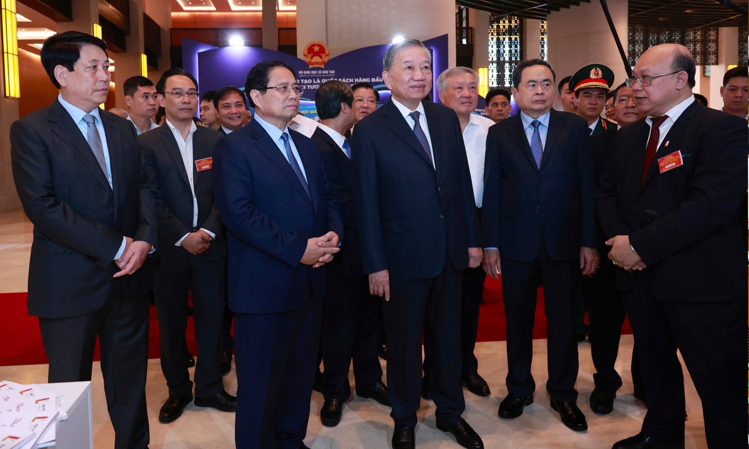 Trước giờ khai mạc hội nghị, lãnh đạo Đảng, Nhà nước và các đại biểu tham quan triển lãm những thành tựu nổi bật trong hai lĩnh vực y tế và giáo dục.
