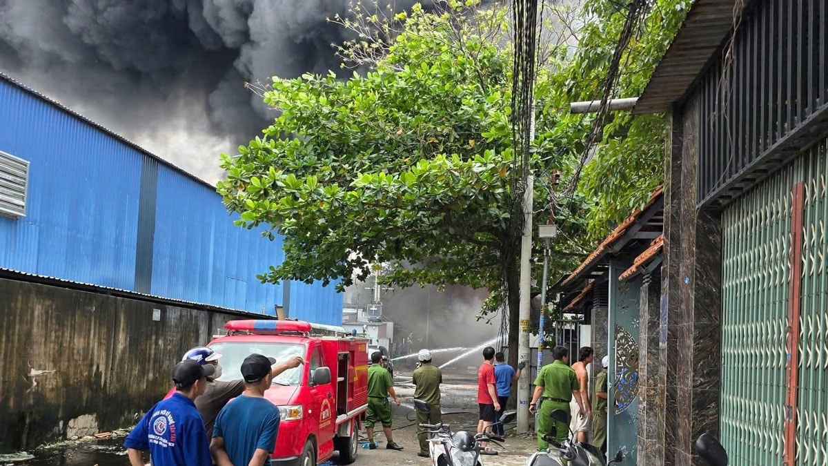 chay lon nha xuong o tp.hcm, khoi den bao trum khu dan cu hinh anh 3