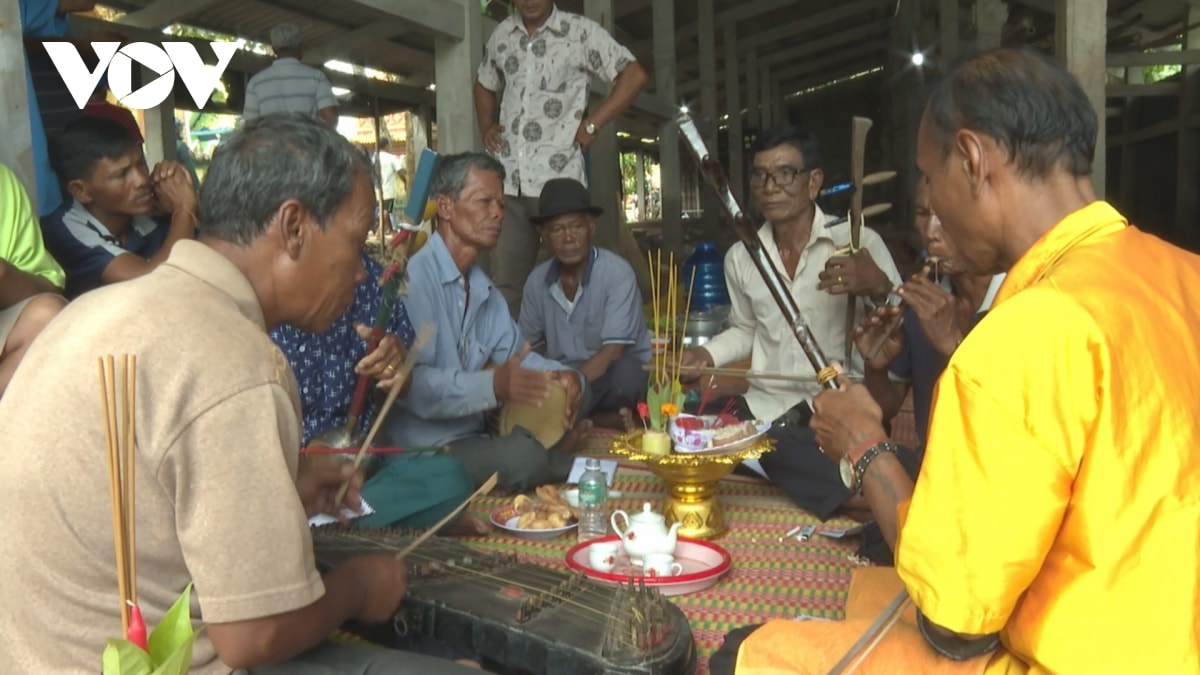 Âm nhạc trong nghi thức lễ hạ thủy ghe ngo của đồng bào khmer hình ảnh 1 Am nhac trong nghi thuc le ha thuy ghe ngo cua dong bao khmer hinh anh 1
