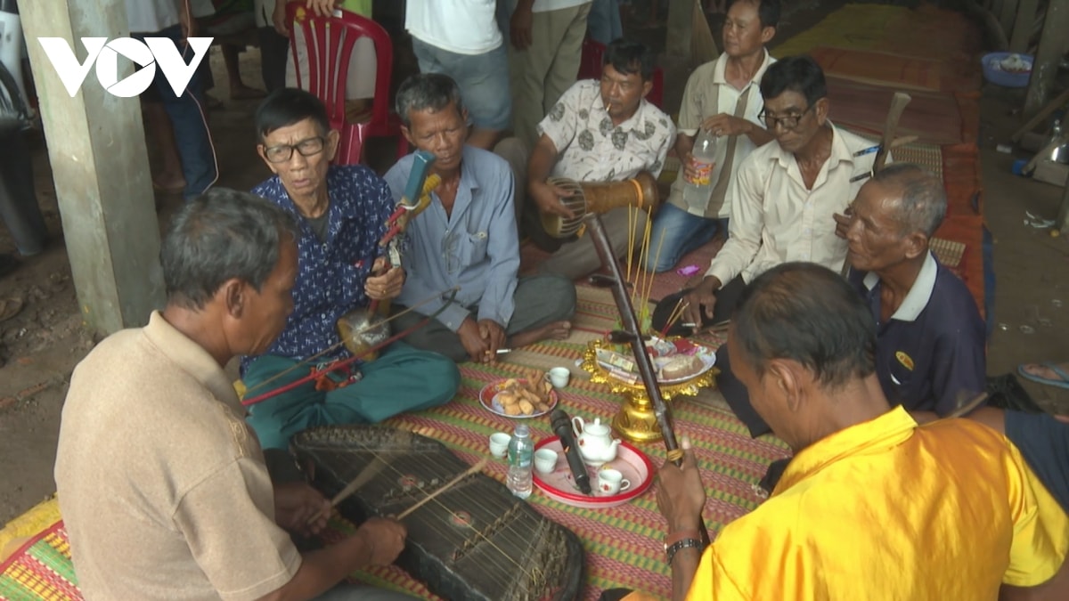 Âm nhạc trong nghi thức lễ hạ thủy ghe ngo của đồng bào khmer hình ảnh 2 Am nhac trong nghi thuc le ha thuy ghe ngo cua dong bao khmer hinh anh 2