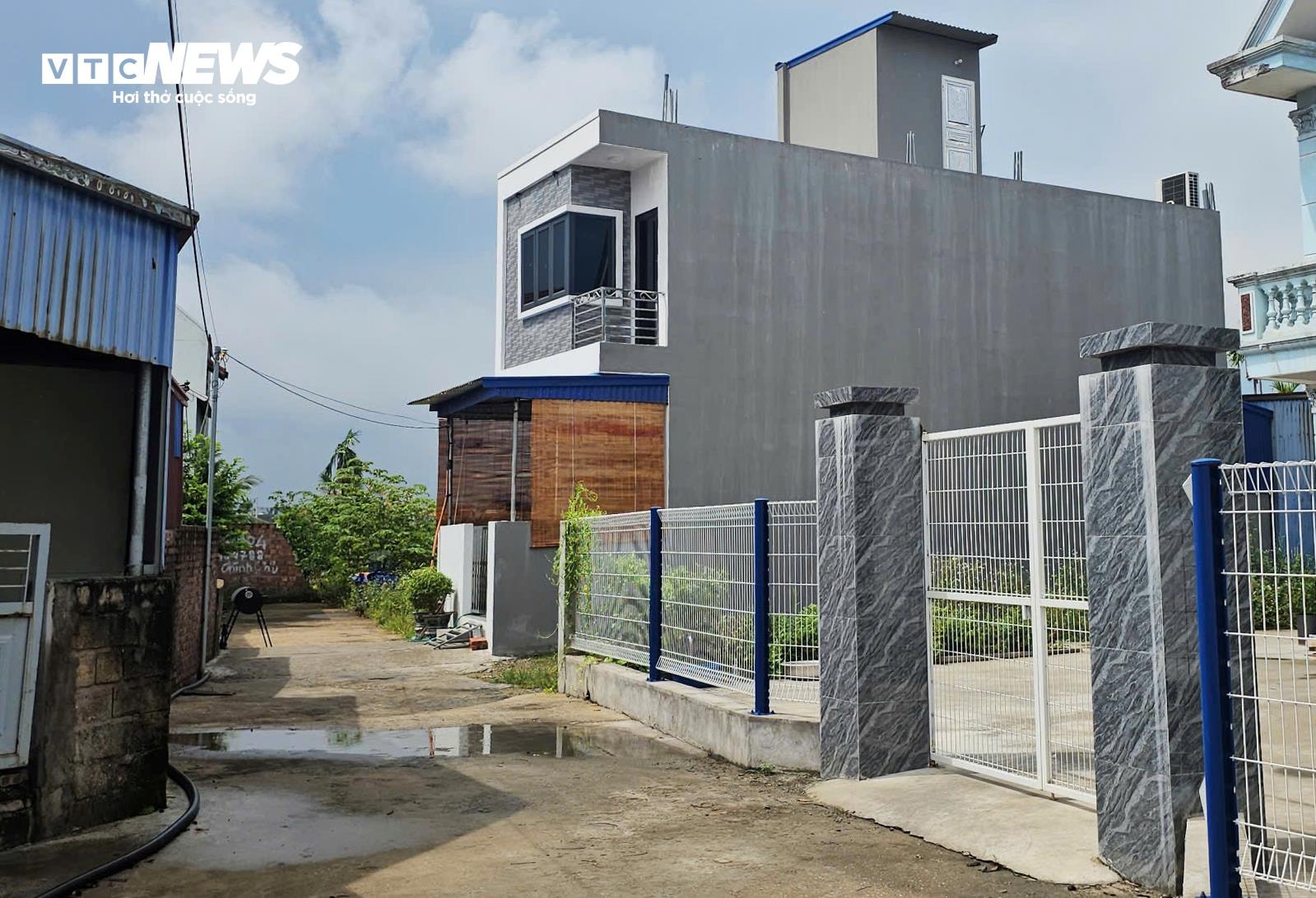 Dù biết xây sai vị trí, gia đình ông Hữu vẫn khăng khăng quan điểm đề nghị gia đình bà Loan phải 