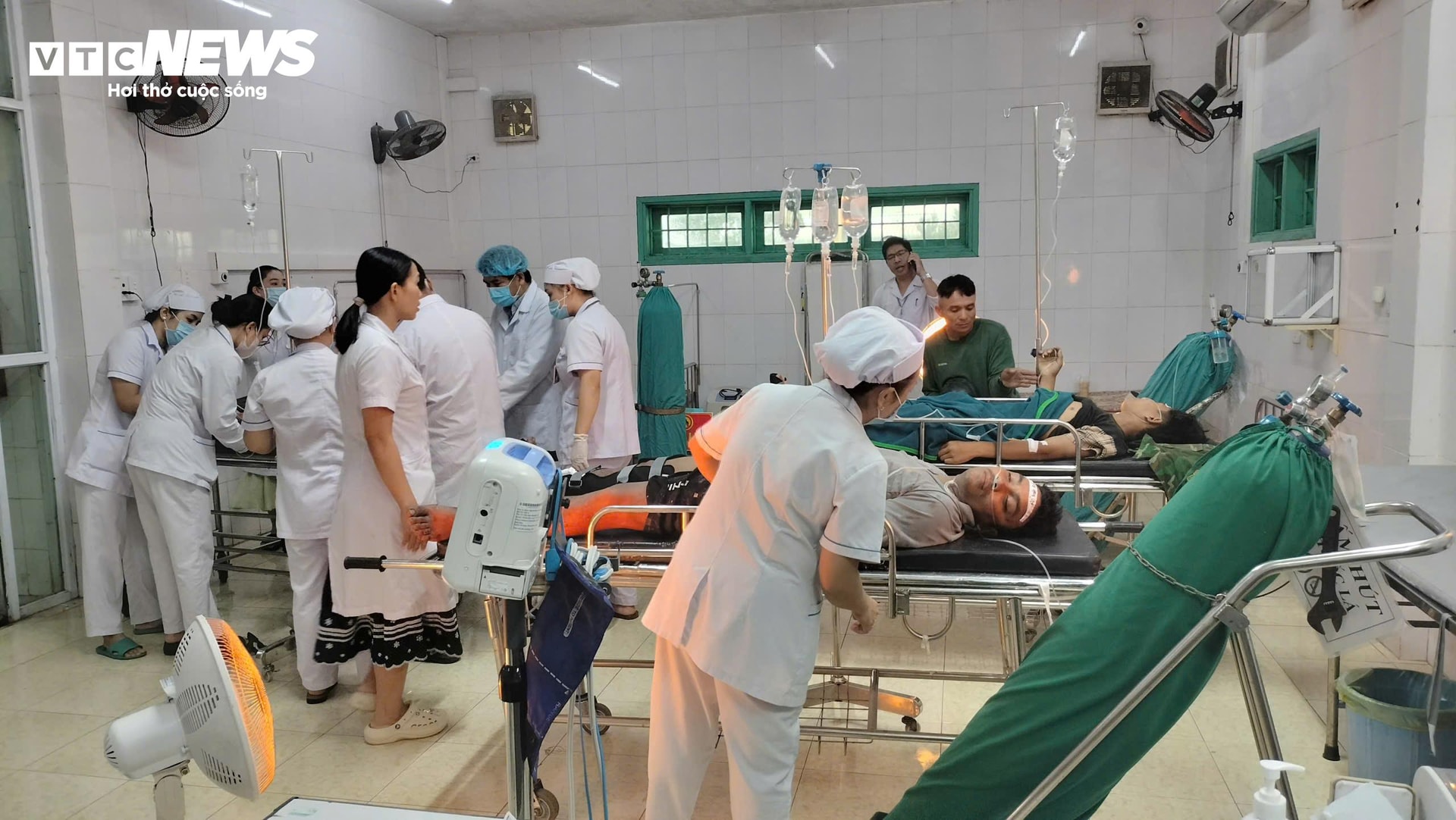 Các bác sĩ Bệnh viện Đa khoa Quảng Trị đang tích cực cấp cứu cho 3 nạn nhân bị thương nặng trong vụ tai nạn. (Ảnh: CTV)