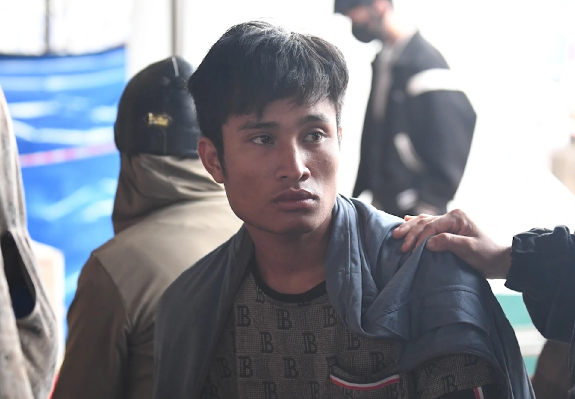 Anh Hồ Văn Vi thất thần khi chứng kiến sự ra đi của vợ cùng đứa con chưa kịp chào đời. (Ảnh: Đức Tài)