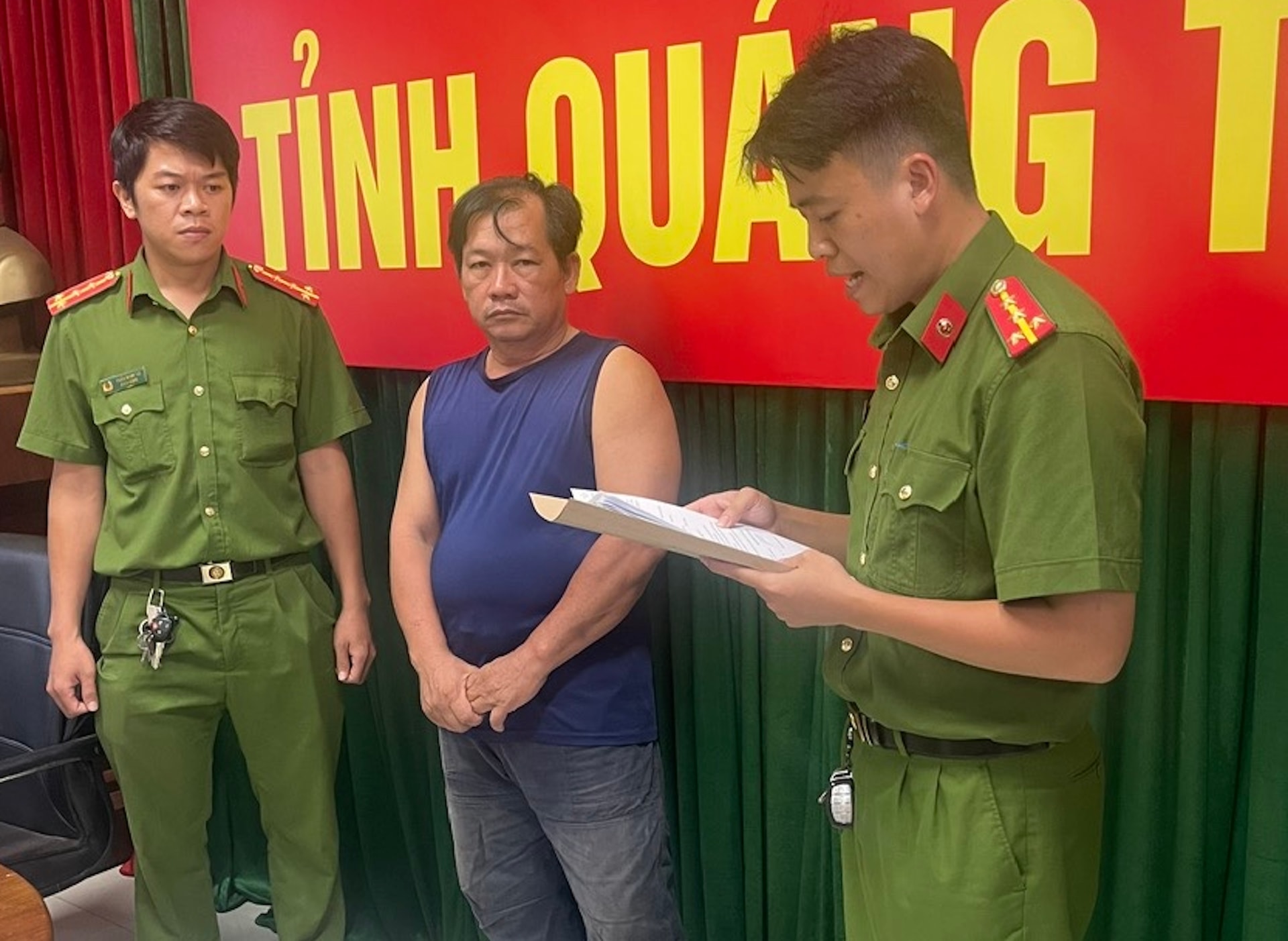Công bố quyết định khởi tố và lệnh bắt tạm giam tài xế Trần Minh Hoàng. (Ảnh: Công an Quảng Trị)
