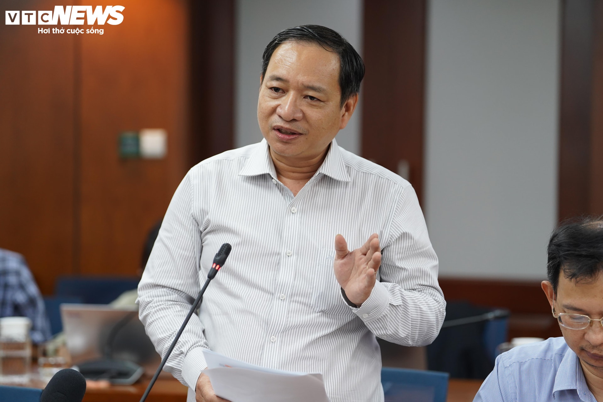 Ông Đỗ Diệp Gia Hợp, Phó Trưởng phòng Bảo trì khai thác công trình giao thông (Sở Xây dựng TP.HCM) thông tin tại họp báo. (Ảnh: Lương Ý)