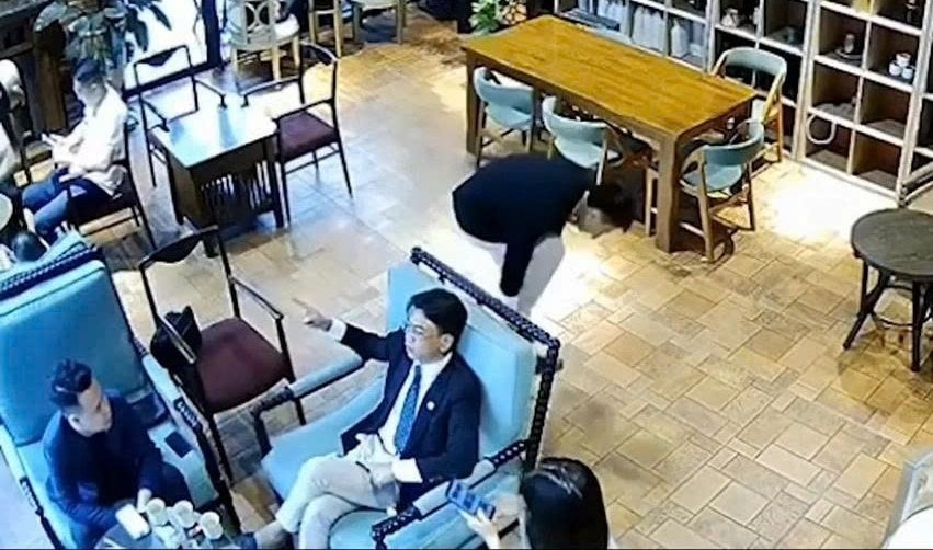 vụ nhân viên quán cafe bị đánh vì nhắc hút thuốc nạn nhân mặt sưng, hoảng loạn hình ảnh 1 vu nhan vien quan cafe bi danh vi nhac hut thuoc nan nhan mat sung, hoang loan hinh anh 1