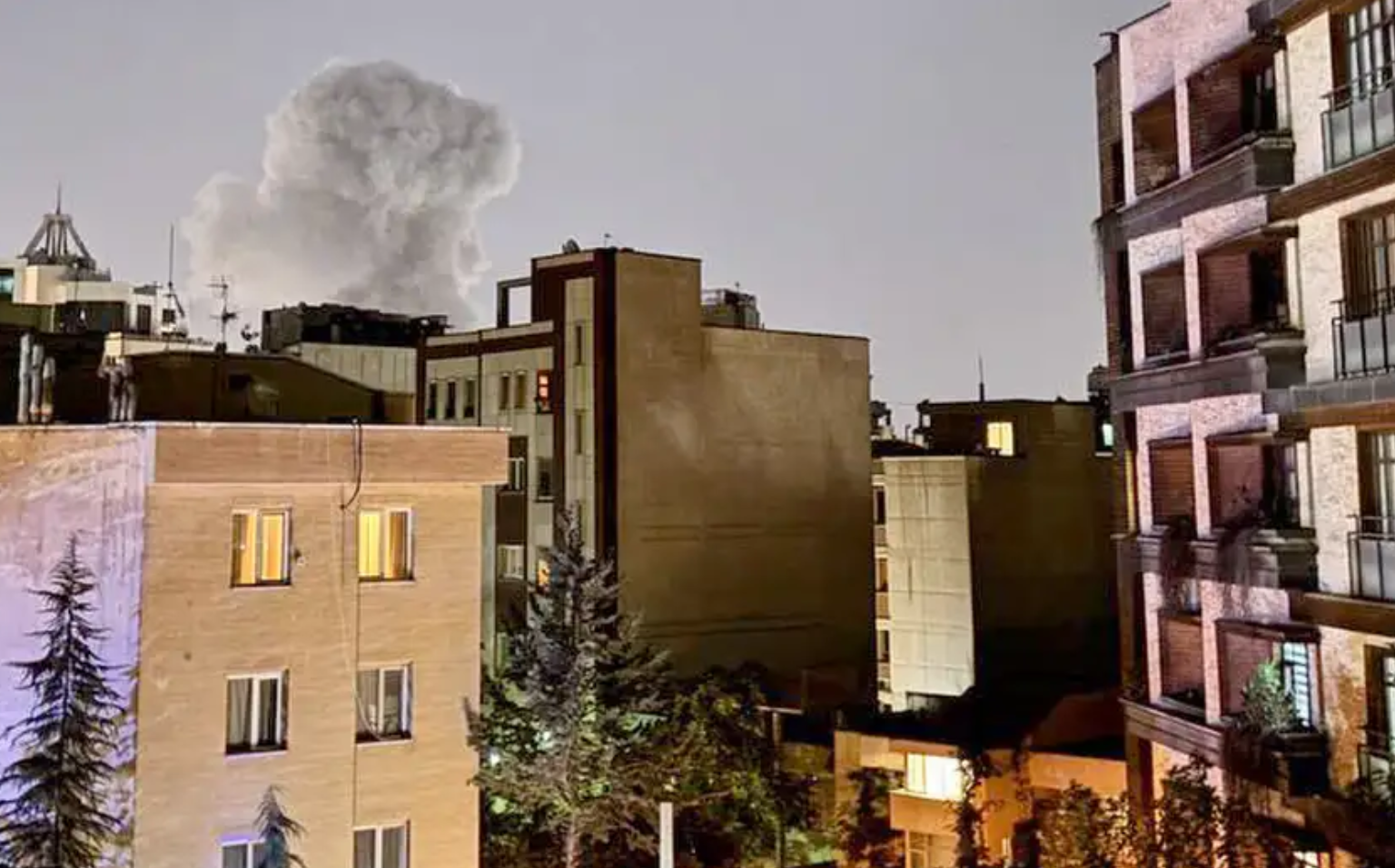 Khói bốc lên trên bầu trời thủ đô Tehran của Iran sau cuộc không kích của Israel hồi tháng 6. (Ảnh: Pivat)