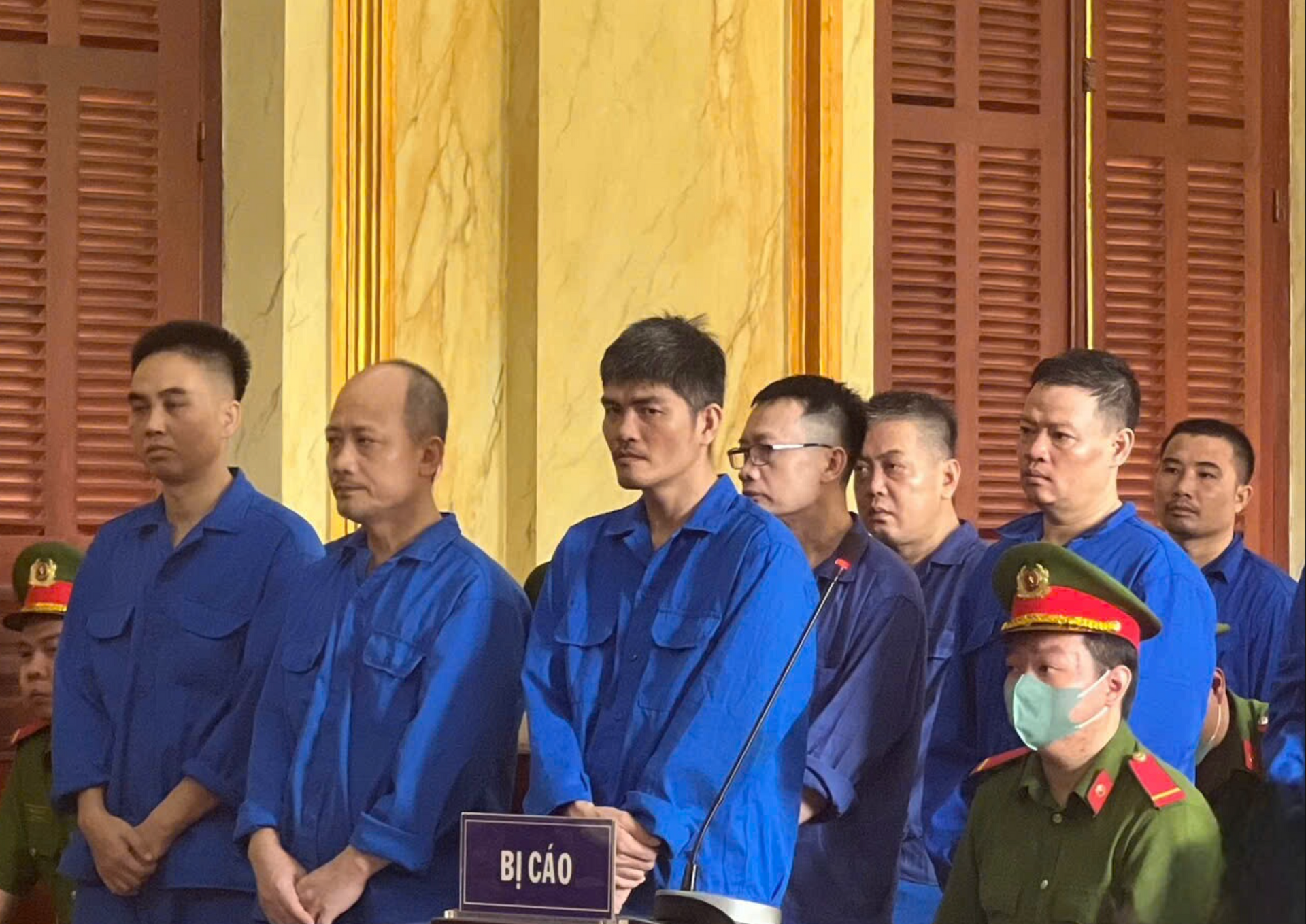 Các bị cáo lợi dụng sự chênh lệch giá vàng, móc nối với đầu mối Campuchia lập 2 đường dây buôn lậu, đưa 113kg vàng vào Việt Nam.