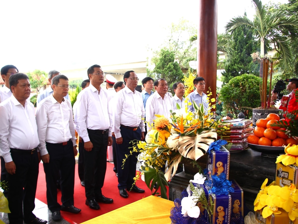 phó chủ tịch quốc hội trần quang phương dâng hương tại di tích bến phà long Đại hình ảnh 3 pho chu tich quoc hoi tran quang phuong dang huong tai di tich ben pha long Dai hinh anh 3