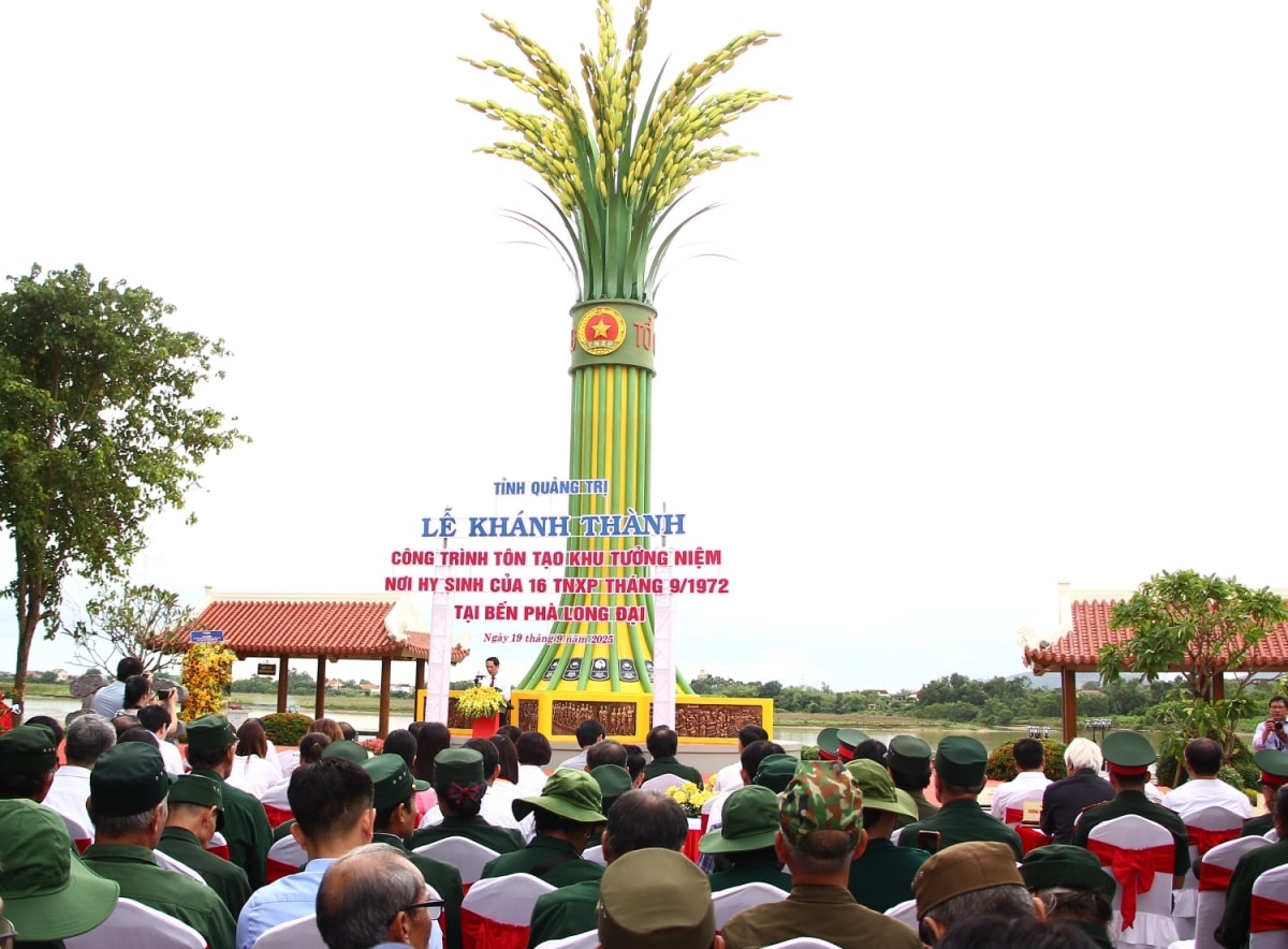 phó chủ tịch quốc hội trần quang phương dâng hương tại di tích bến phà long Đại hình ảnh 1 pho chu tich quoc hoi tran quang phuong dang huong tai di tich ben pha long Dai hinh anh 1