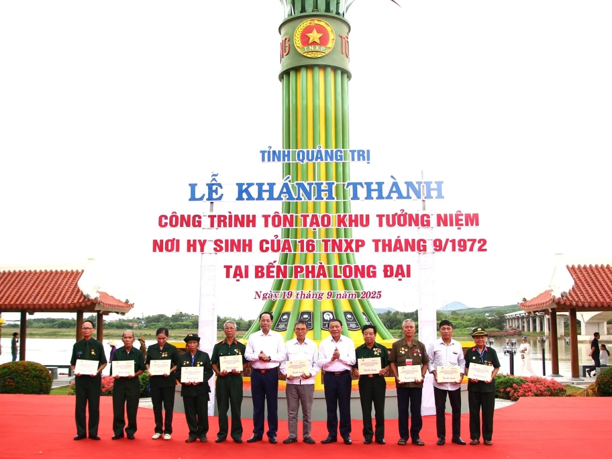 phó chủ tịch quốc hội trần quang phương dâng hương tại di tích bến phà long Đại hình ảnh 5 pho chu tich quoc hoi tran quang phuong dang huong tai di tich ben pha long Dai hinh anh 5