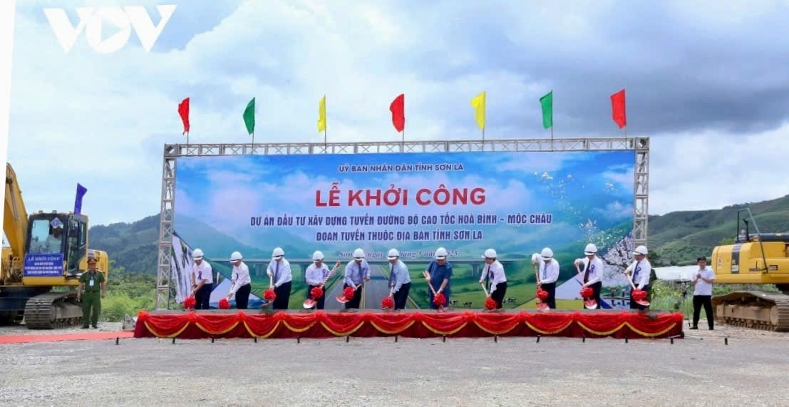 son la day nhanh tien do thi cong cao toc hoa binh moc chau hinh anh 1
