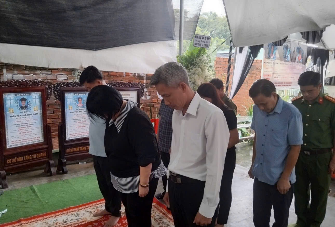 Chính quyền địa phương đến chia buồn cùng gia đình nạn nhân trong vụ tai nạn giao thông.