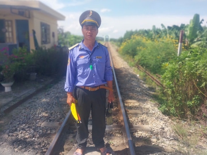 nhan vien duong sat lao minh cuu nguoi truoc mui tau hoa hinh anh 1