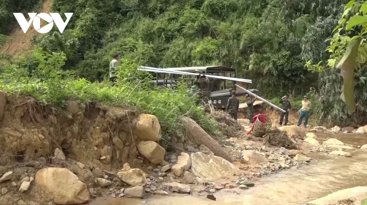 bo doi dung nha, giup dan xay cuoc song moi tren vung dat lu son la hinh anh 1