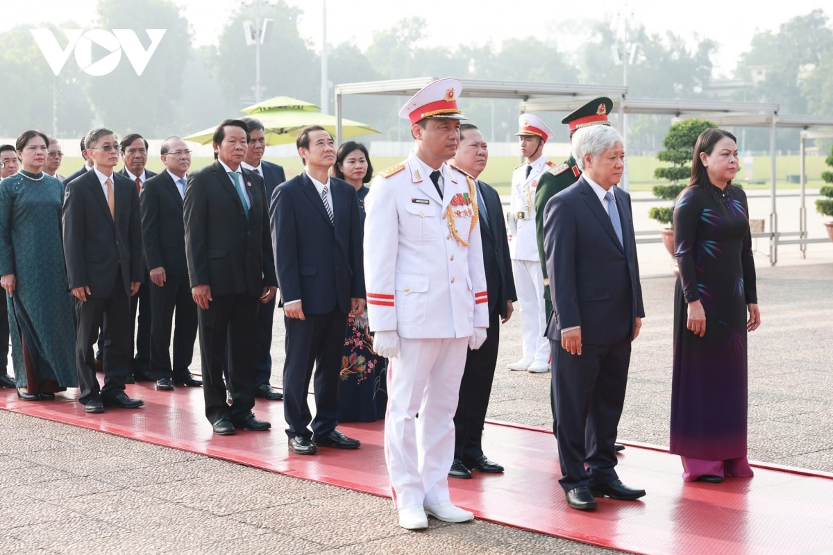 cac doan the trung uong vao lang vieng chu tich ho chi minh hinh anh 1