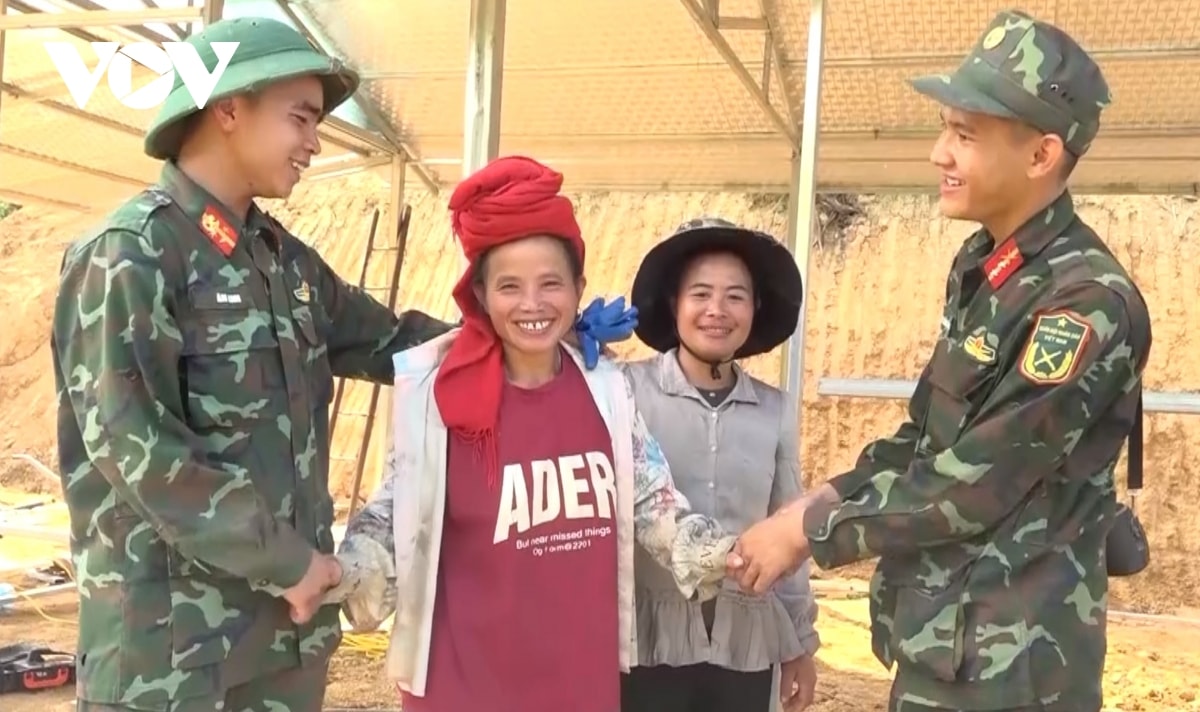 bo doi dung nha, giup dan xay cuoc song moi tren vung dat lu son la hinh anh 18