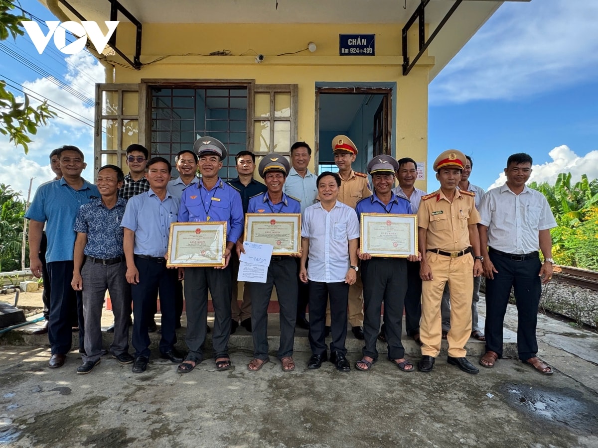 nhan vien cuu nguoi nga tren duong ray khi tau dang lao toi duoc khen thuong hinh anh 1