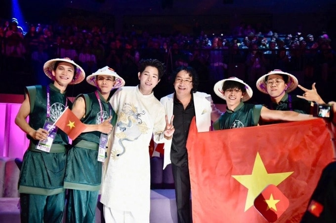 sao viet 22 9 hoa hau Do my linh hanh phuc ben chong con khi du lich han quoc hinh anh 3