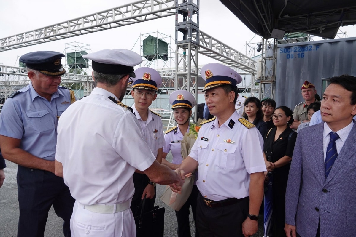 tau hai quan hoang gia anh tham tp.hcm nhan ky niem 15 nam doi tac chien luoc viet anh hinh anh 1