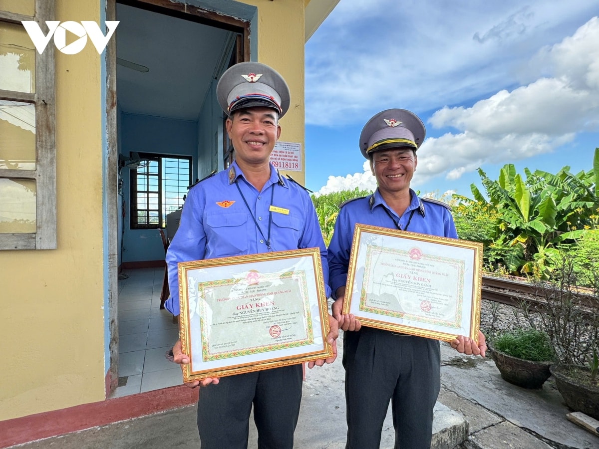 nhan vien cuu nguoi nga tren duong ray khi tau dang lao toi duoc khen thuong hinh anh 2